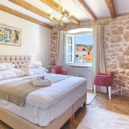 Sleeps 8 Air Con Wifi Vila