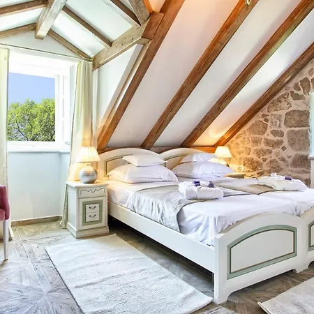 Sleeps 8 Air Con Wifi