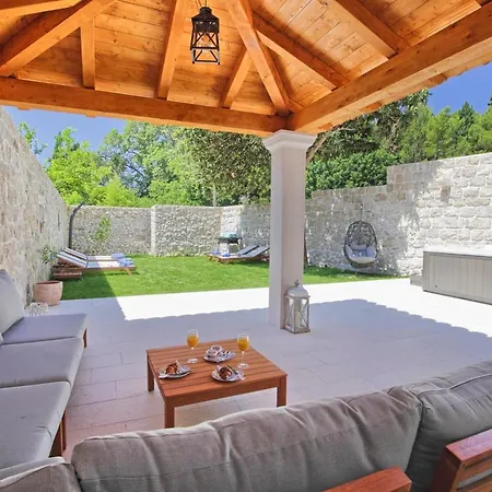 Sleeps 8 Air Con Wifi *