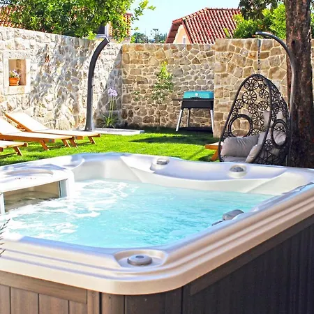 Villa Sleeps 8 Air Con Wifi