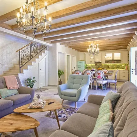 Sleeps 8 Air Con Wifi Villa *