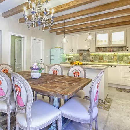 Sleeps 8 Air Con Wifi Villa *